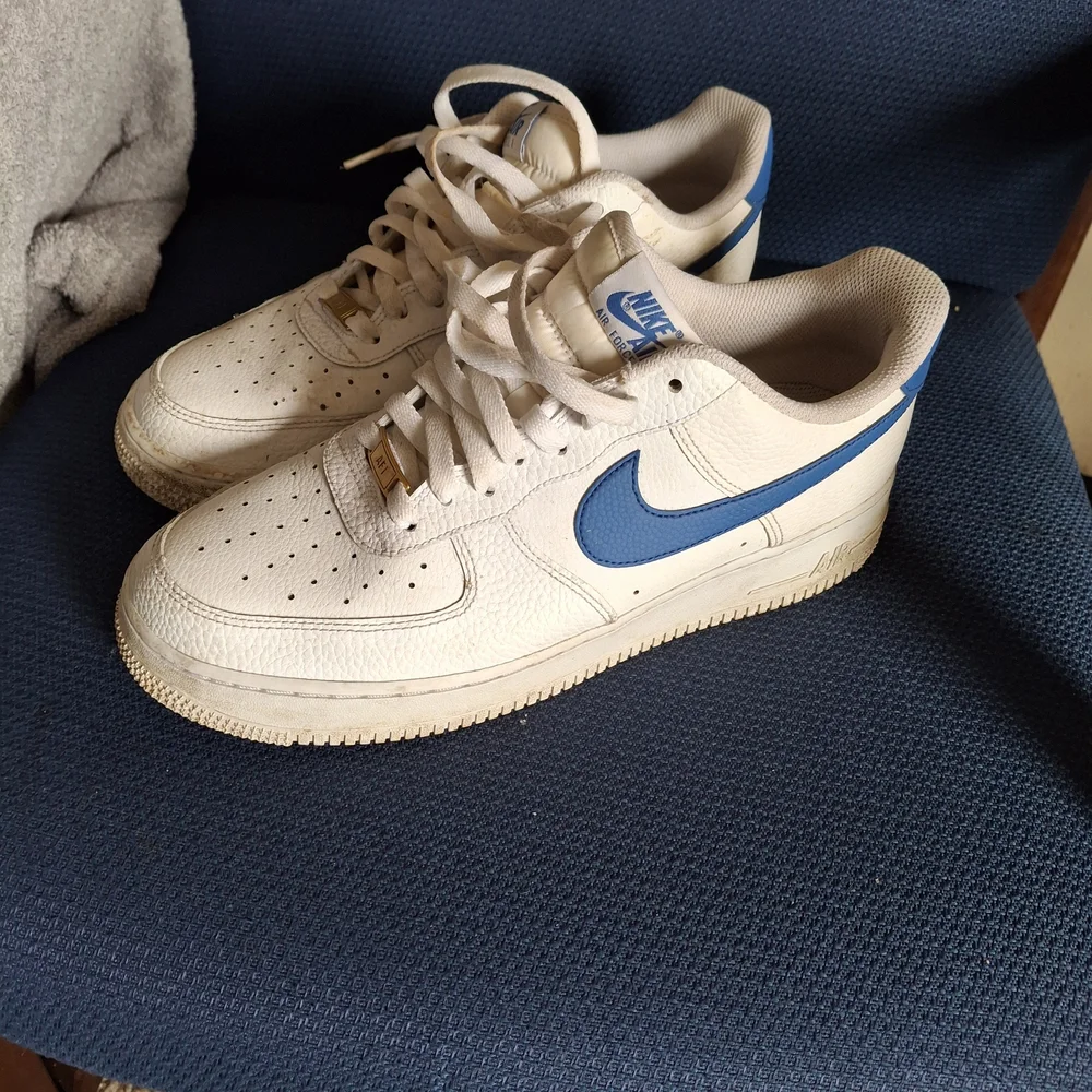 Nike Men’s Air Force 1 White Leather Sneakers with Blue Swoosh - Picture 3 of 6